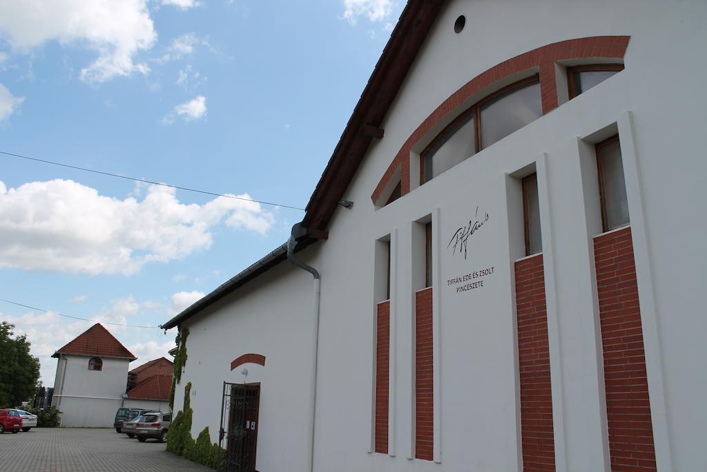 Hotel Tiffán's Pincészet és Panzió à Villány Extérieur photo