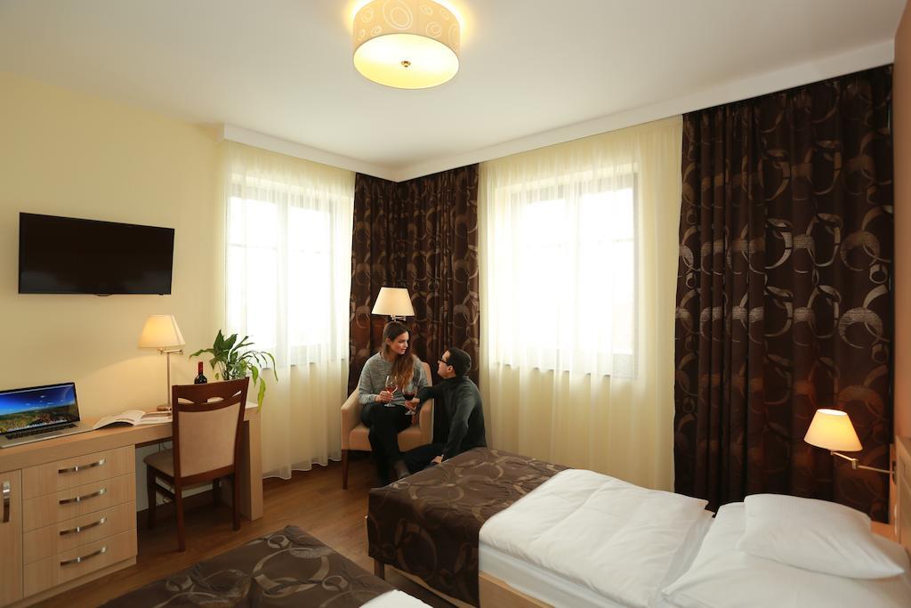 Hotel Tiffán's Pincészet és Panzió à Villány Chambre photo