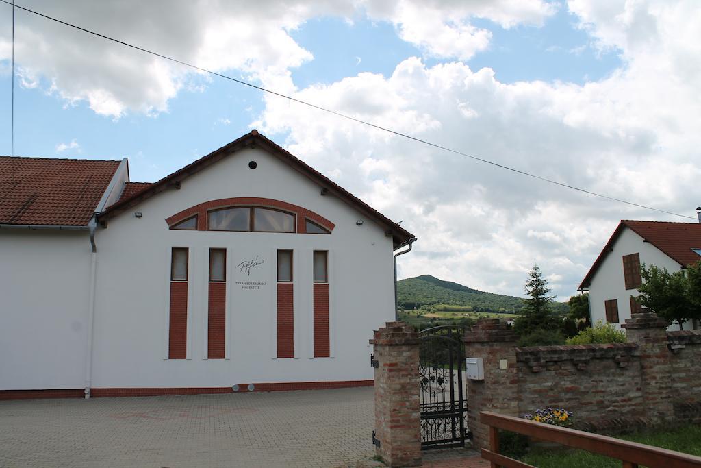 Hotel Tiffán's Pincészet és Panzió à Villány Extérieur photo