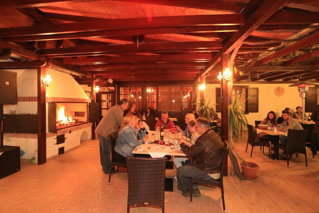 Hotel Tiffán's Pincészet és Panzió à Villány Extérieur photo