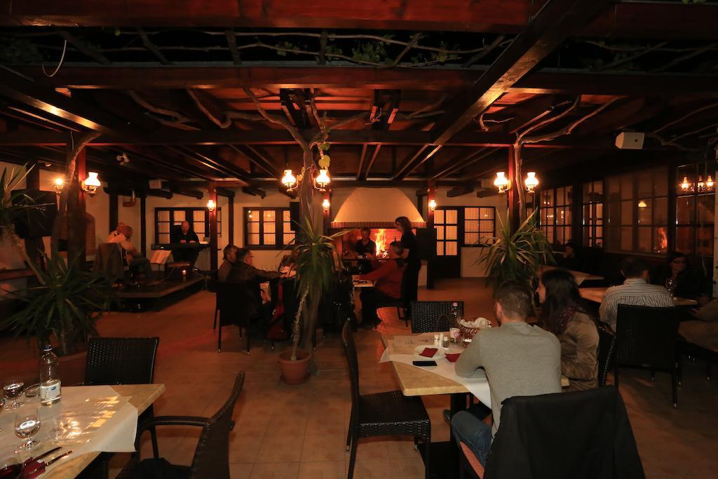 Hotel Tiffán's Pincészet és Panzió à Villány Extérieur photo