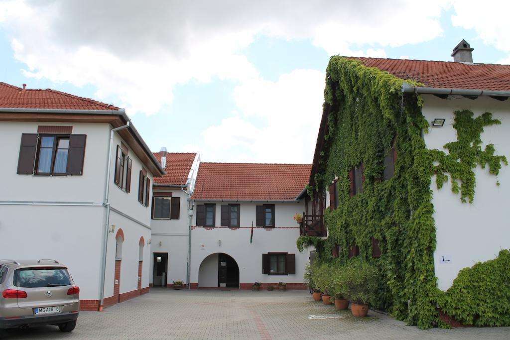 Hotel Tiffán's Pincészet és Panzió à Villány Extérieur photo